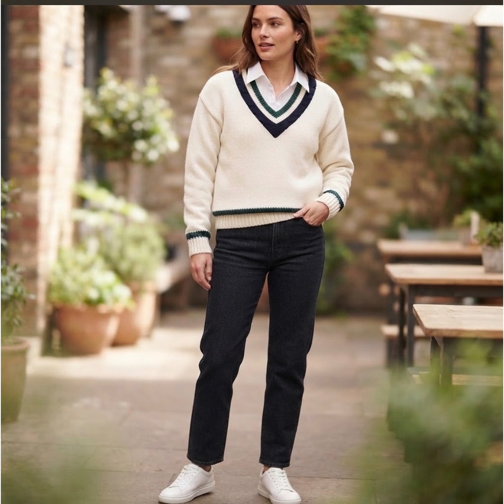 Vintage Hong Kong Sweater Womens M White Stockinette Preppy V-Neck Cricket